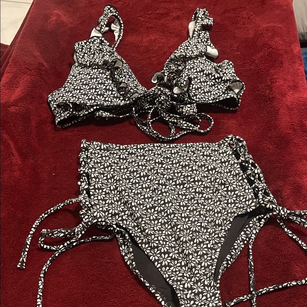 Sundazed  Black and White 🌼 Bikini Set. Large Bottoms 34DD top